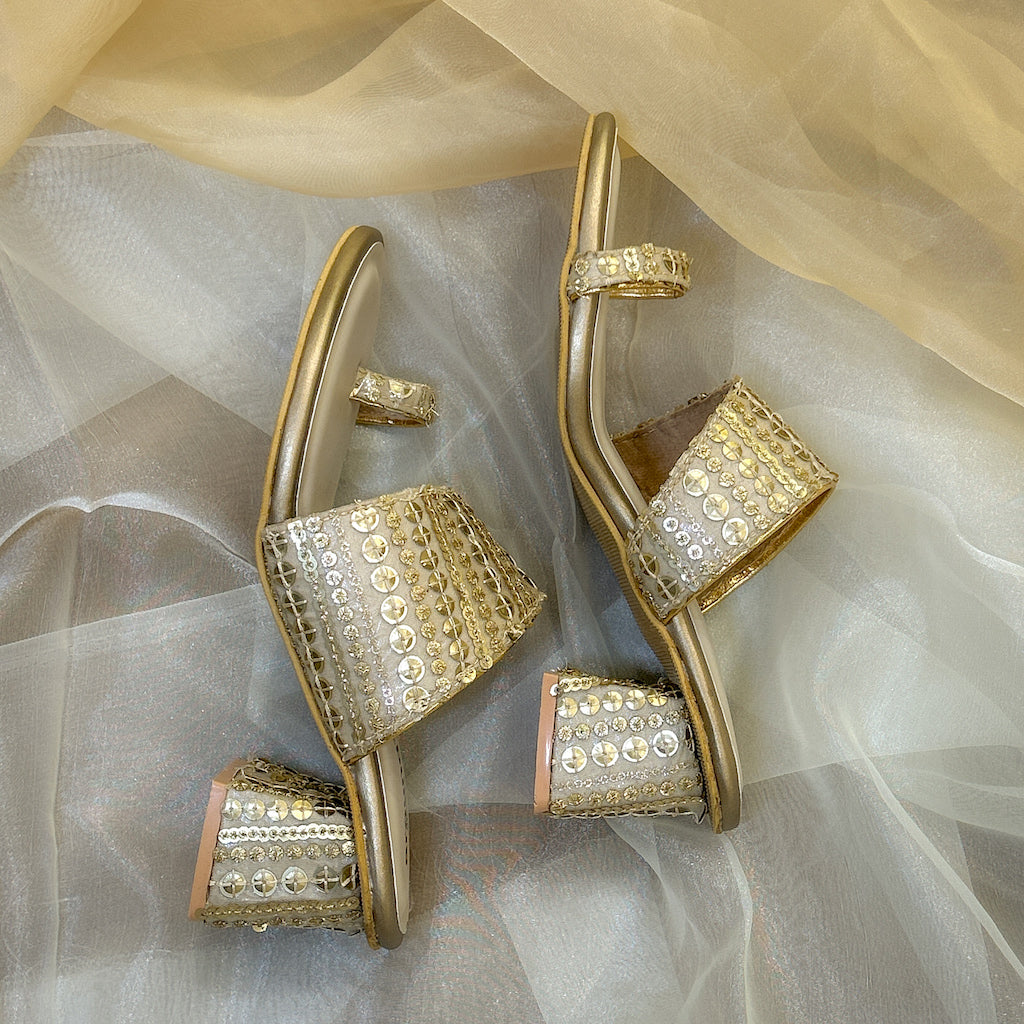 Wedding shoes for online kandyan bride