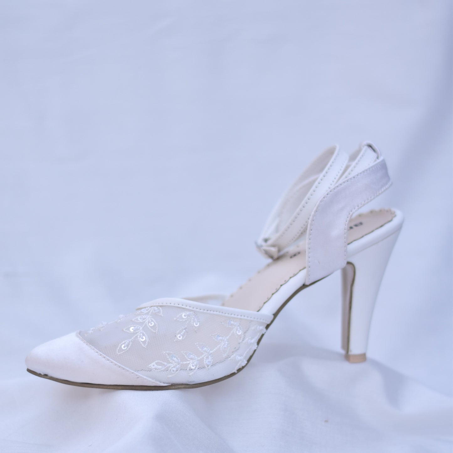 Pointed white mules with embroidery on net