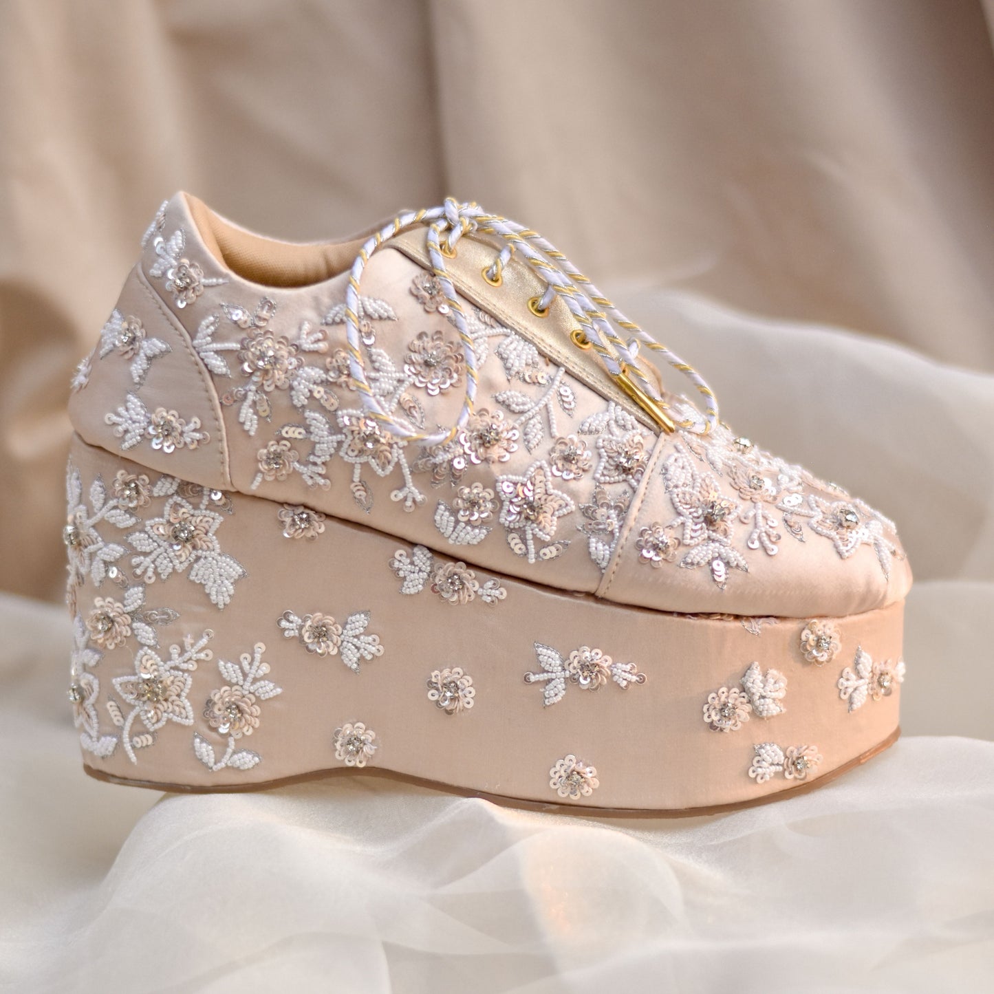 Subtle sneaker wedges with heels in pastel embroidery