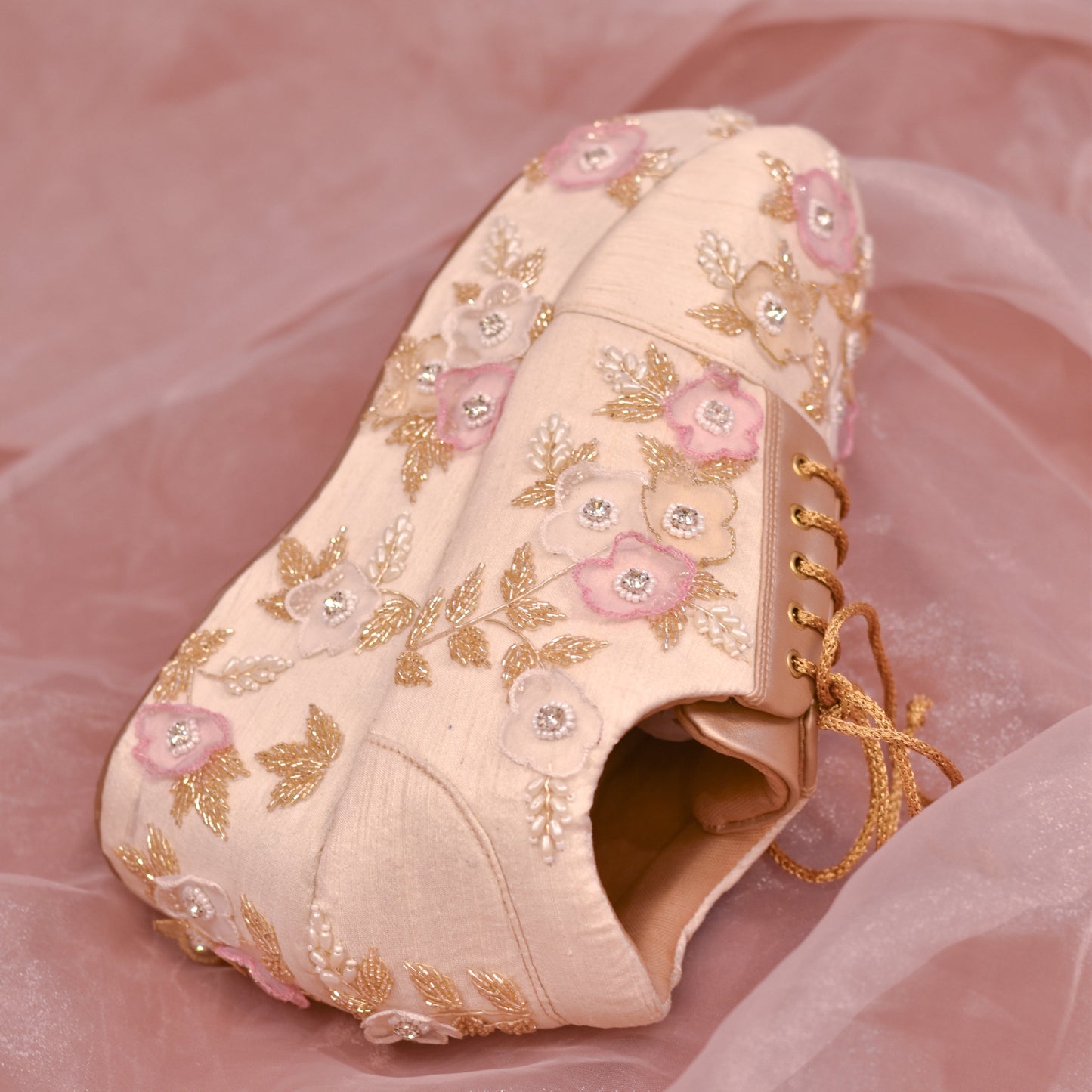 Cream sneaker wedges with embroidery
