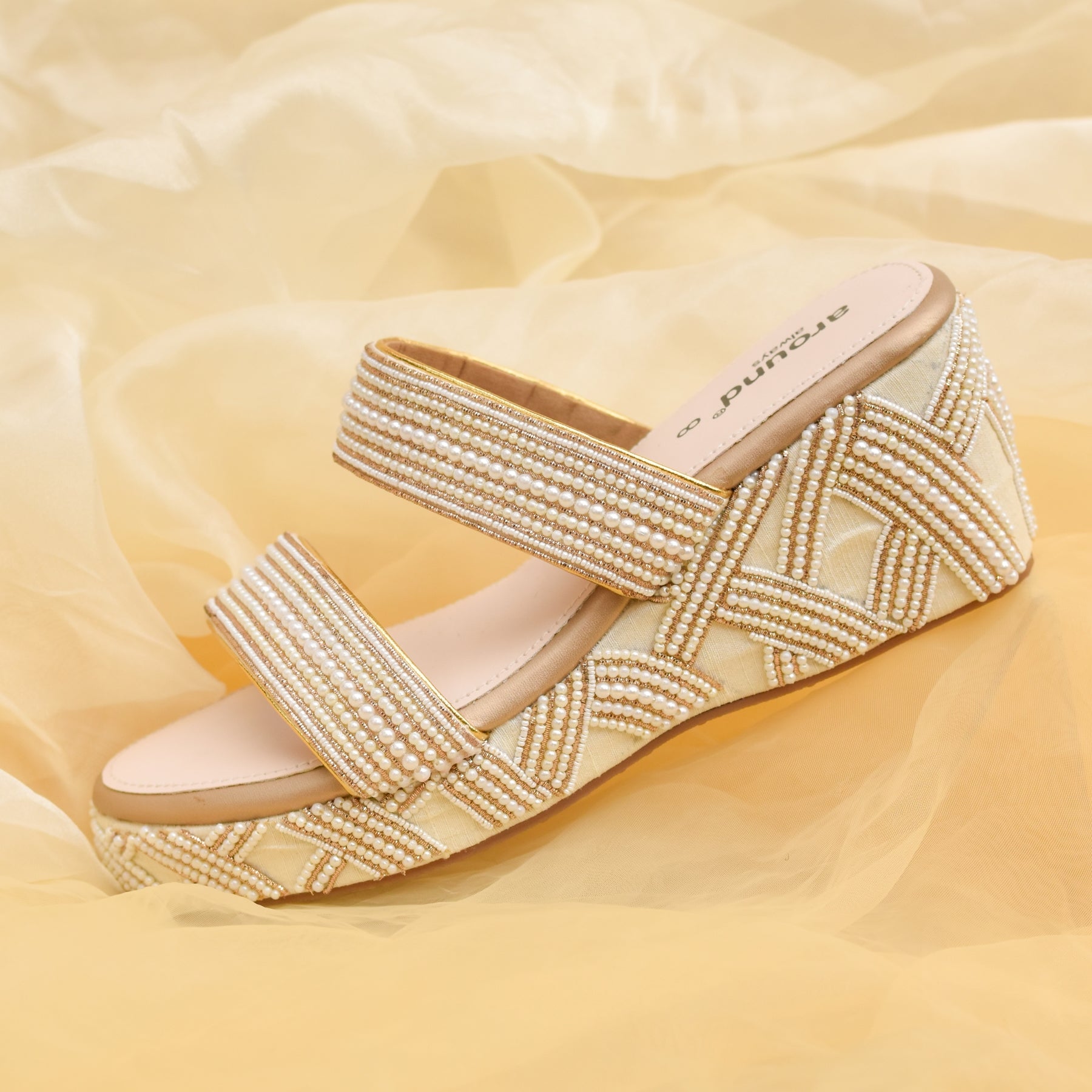 Versatile wedding heels in golden and white with global shipping