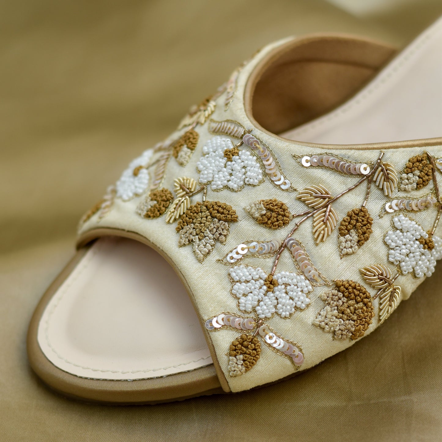 Bridal footwear in low heel and hand embroidery